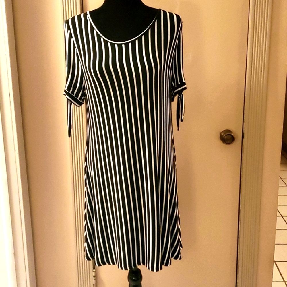 🌻Black & White stripe Vibe dress!